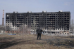 Ostřelováním zničený obytný dům v Ukrajinském Mariupolu, 13. března 2022.