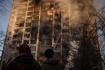 Ukrajinští hasiči zasahují po ruském útoku na bytový dům v Kyjevě 15. března 2022.