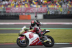 Thajský motocyklista Somkiat Čantra se raduje po výhře ve Velké ceně Indonésie v kategorii Moto2.