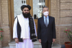 Ilustrační foto - Čínský ministr zahraničí Wang I (vpravo) a ministr zahraničí ve vládě Tálibánu Amír Chán Muttakí. 