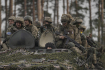 Ilustrační foto - Ukrajinští vojáci na obrněném trasportéru - ilustrační foto.