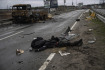 Tělo mrtvého ruského vojáka na silnici kyjevského předměstí Buča, 2. dubna 2022.