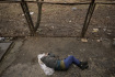 Ilustrační foto - Tělo mrtvého civilisty ve městě Buča 3. dubna 2022. 