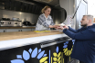 Ilustrační foto - Boršč a další ukrajinská jídla si mohou dát návštěvníci Pražské tržnice v nově otevřeném food trucku (na snímku ze 7. dubna 2022), kde vaří ženy, které uprchly před válkou na Ukrajině. 