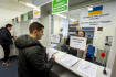 Ukrajinci přebírají 6. dubna 2022 formuláře a informační letáky na přepážce úřadu práce v Ústí nad Labem. Úřad práce v Ústeckém kraji eviduje 1146 zájemců o zaměstnání z řad uprchlíků z Ukrajiny. Asi 500 z nich si již práci našlo. 