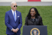Americký prezident Joe Biden a soudkyně Ketanji Brownová Jacksonová, která by se po létě měla stát první ženou tmavé pleti sloužící u nejvyšší soudní instance v USA. 