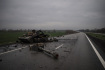 Ilustrační foto - Zničená samohybná dělostřelecká jednotka na silnici poblíž ukrajinského Charkova, 12. dubna 2022.
