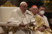 Papež František se účastní velikonoční vigilie v bazilice svatého Petra ve Vatikánu, 16. dubna 2022.