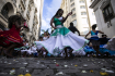 Žena tančí během zkoušky skupiny „Tambores de Olokun“ v ulicích Rio de Janeira 17. dubna 2022.