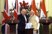 Boris Johnson, Nárendra Módí Zleva britský premiér Boris Johnson a jeho indický protějšek Nárendra Módí. 