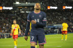 Kylian Mbappé z Paris St. Germaine po neproměněné šanci v utkání francouzské fotbalové ligy proti Lens, které se hrálo 23. dubna 2022.