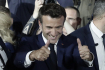Francouzský centristický prezident Emmanuel Macron se raduje se svými přiznivci 24. dubna 2022 po ohlášení výsledků druhého kola prezidentských voleb, ve kterých obhájil mandát. 