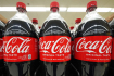 Ilustrační foto - Láhve Coca-Coly jsou vystaveny na trhu s potravinami v Uniontown v neděli 24. dubna 2022. Coca-Cola Co. v pondělí 25. dubna 2022 vykázala za první čtvrtletí čistý příjem 2,78 miliardy dolarů. Společnost z Atlanty uvedla, že má čistý příjem 64 centů na akcii.