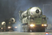 Nová mezikontinentální balistická raketa Hwasong-17 během vojenské přehlídky k 90. výročí založení armády KLDR na Kim Ir-senově náměstí v Pchjongjangu 25. dubna 2022.