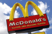 Logo na provozovně restaurací rychlého občerstvení McDonald\'s - ilustrační foto.