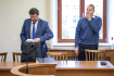 U českobudějovického krajského soudu pokračovalo 5. května 2022 líčení s policistou Davidem Knapíkem (vpravo), který v létě 2020 při zásahu v chatové oblasti na Jindřichohradecku zastřelil muže. Policista je obžalovaný ze zabití a hrozí mu deset let vězení.