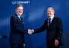 Český premiér Petr Fiala a německý kancléř Olaf Scholz (vpravo) si podávají ruce na tiskové konferenci v Berlíně, 5. května 2022.