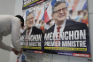 Lídr radikálně levicové strany Nepodrobená Francie (LFI) Jean-Luc Mélenchon na předvolebních plakátech ve francouzském Lille, 