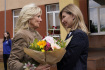První dáma USA Jill Bidenová (vlevo) přijímá květiny od Oleny Zelenské, manželky prezidenta Ukrajiny Volodymyra Zelenského, v ukrajinském Užhorodě 8. května 2022.