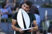 Španělský tenista Carlos Alcaraz s trofejí pro vítěze turnaje v Madridu, 8. května 2022.