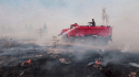 Ruští hasiči bojují s lesním požárem u města Kurgan na jihu Uralu, 10. května 2022.