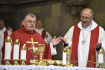 Novým pražským arcibiskupem se stane olomoucký arcibiskup a předseda České biskupské konference Jan Graubner (na snímku z 18. října 2016 vpravo). Nahradí kardinála Dominika Duku (vlevo), který funkci vykonával od roku 2010.