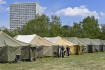 Novinářská prohlídka připravovaného stanového městečka pro dočasné ubytování uprchlíků z Ukrajiny, 13. května 2022, Praha-Troja.