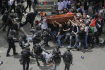 Ilustrační foto - Tisíce Palestinců dnes v Jeruzalémě přišly na pohřeb americko-palestinské reportérky televize Al-Džazíra Širín abú Aklahové, která byla ve středu zastřelena při práci na reportáži o izraelské razii na okupovaném Západním břehu Jordánu. Pohřeb provázely střety mezi izraelskou policií a truchlícími (na snímku).