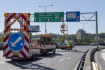 Silničáři začali vyznačovat objížďky a dopravní omezení před pondělním zahájením rekonstrukce Barrandovského mostu, 14. května 2022, Praha.