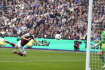 Utkání 37. kola anglické fotbalové ligy West Ham United - Manchester City. Vladimír Coufal  z West Hamu střílí vlastní gól. 