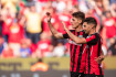 Hráči Leverkusenu Patrik Schick (vlevo) a Lucas Alario se radují z gólu proti Freiburgu v utkání 34. kola německé ligy, 14. května 2022 v Leverkusenu. 