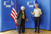 Americk ministryně financí Janet Yellenová, vlevo, se vítá s předsedkyní Evropské komise Ursulou von der Leyenovou v Bruselu.