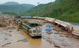 Vlaky vykolejené záplavami a sesuvy půdy ve stanici New Haflong v okrese Dima Hasao. 