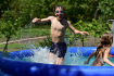 Děti se osvěžovaly za teplého počasí v bazénu v centru Břeclavi, 20. května 2022.