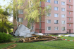 Silný vítr strhl plechovou střechu z obytného domu a poškodil několik aut v Šimerově ulici v Plzni na Borech, 21. května 2022 Plzeň.