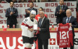 Mistrovství světa v hokeji, skupina A, Kanada - Švýcarsko, 21. května 2022, Helsinky. Švýcar Andres Ambühl dostává před utkáním ocenění za to, že nastupuje k rekordnímu 120. zápasu na světovém šampionátu.