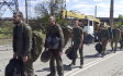 Na fotografii z videa ruského ministerstva obrany opouštějí ukrajinští vojáci 20. května 2022 ocelárnu Azovstal v Mariupolu.