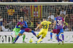 Fotbalista Villarrealu Moi Gomez střílí gól v utkání 38. kola španělské ligy na půdě Barcelony, 22. května 2022.
