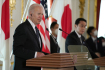 Americký prezident Joe Biden (vlevo) hovoří na tiskové konferenci v Tokiu. Vpravo japonský premiér Fumio Kišida. 