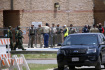 Ozbrojené složky před základní školou v texaském městečku Uvalde, kde bylo 24. května 2022 při střelbě zabito několik dětí. 