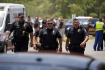 Policie u základní školy v texaském městečku Uvalde, kde bylo přo střelbě zabito několik dětí. 