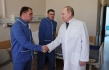 Ruský prezident Vladimir Putin (vpravo) navštívil 25. května 2022 v moskevské nemocnici vojáky zraněné v bojích na Ukrajině. 