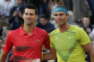 Srbský tenista Novak Djokovič (vlevo) a Rafael Nadal ze Španělska pózují před vzájemným čtvrtfinálovým duelem French Open 31. května 2022.