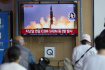 Lidé v korejském Soulu sledují na televizní obrazovce test rakety KLDR. 