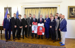 Předseda vlády Petr Fiala (uprostřed) se setkal se zástupci národního hokejového týmu, který získal na mistrovství světa ve Finsku bronzové medaile, 7. června 2022, Praha. Vedle Fialy vlevo je ministr školství Petr Gazdík a vpravo trenér Kari Jalonen.