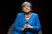 Bývalá německá kancléřka Angela Merkelová odpovídá na divadelní scéně Berliner Ensemble na otázky novináře a spisovatele Alexandera Osanga v pořadu Co je tedy moje země? (Was also ist mein Land?) 7. června 2022.