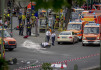 Záchranáři a policisté na místě incidentu v centru Berlína, při kterém automobil najel do davu lidí, 8. června 2022.