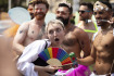 Účastníci Gay pride Rainbow Parade ve Vídni 11. června 2022.