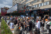 Lidé stojí před nově otevřeným fast foodem v ulici Bolshaya Bronnaya v Moskvě 12. června 2022.
