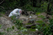 Odborník zkoumá ostatky exhumované z masového hrobu nedaleko ukrajinské vesnice Buča. 